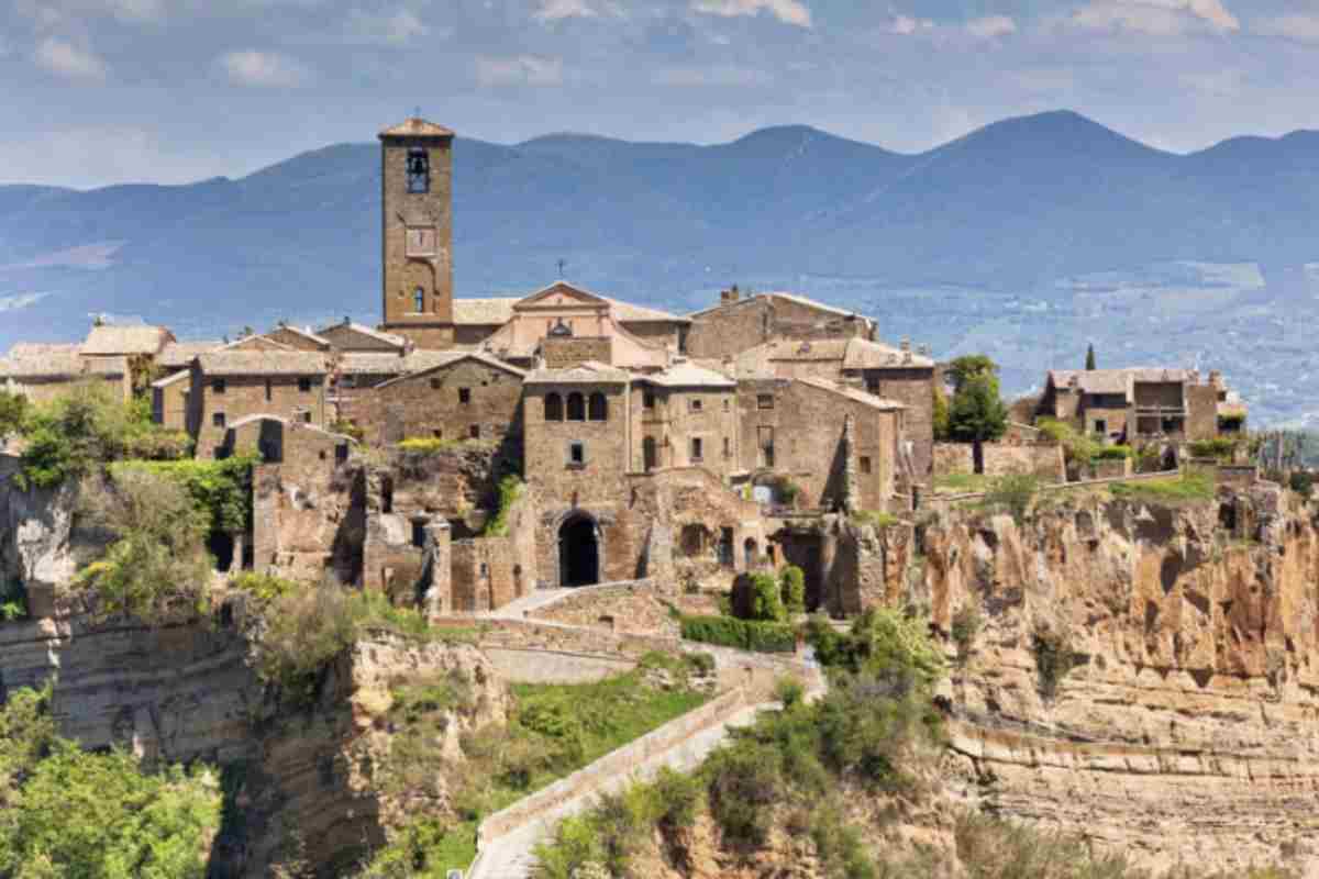 Oltre a Manarola, l’Italia vanta numerosi altri borghi panoramici che meritano di essere scoperti. Tra questi, Civita di Bagnoregio